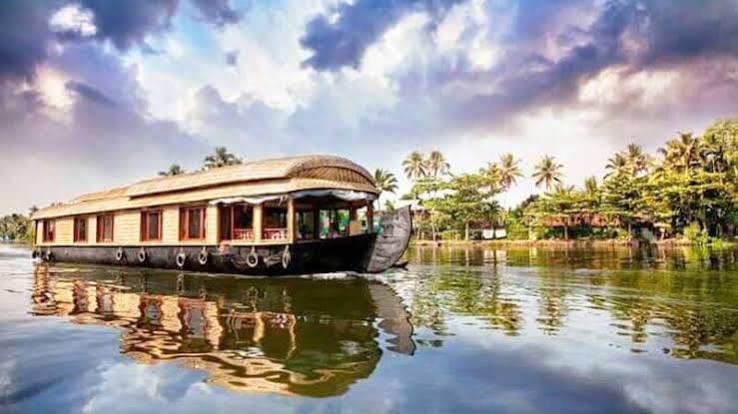 Kerala Backwaters & Houseboat Sanctuary